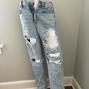 American eagle Stretch Ripped Curvy Mom Jean